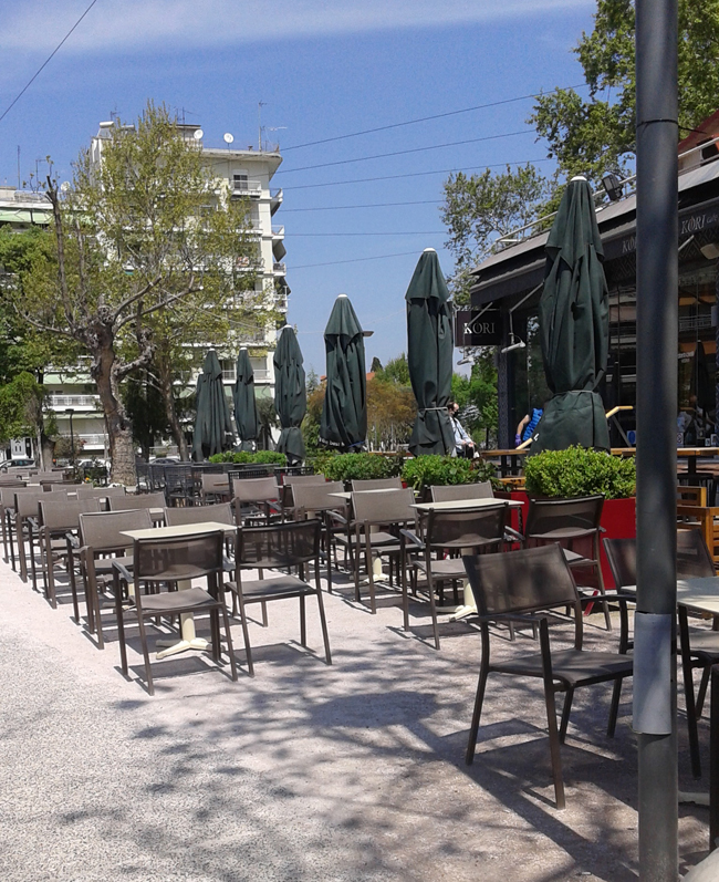 Τα τραπεζάκια έξω...