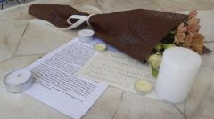 ΕΚΛΕΓΜΕΝΟΙ ΜΕ ΤΗΝ «ΠΑΝΣΠΟΥΔΑΣΤΙΚΗ ΚΣ»: Λουλούδια στη μνήμη της συμφοιτήτριάς τους Καρολάϊν από φοιτητές στο Πανεπιστήμιο Πειραιά