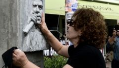 Μην κοντοσταθείς αν πρόκειται ν’ ακολουθήσεις, τα δόντια σφίξε γερά και μη δακρύσεις...