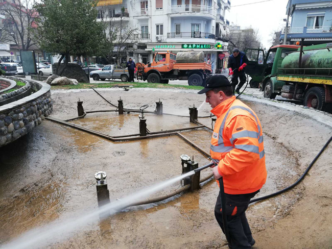 Αντικατάσταση κάδων απορριμμάτων, καθαρισμός γεμιστικών και συντριβανιών από τα συνεργεία του Δήμου Νάουσας 