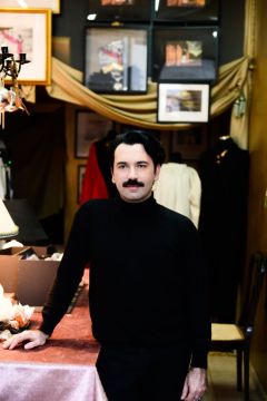 Ο Τάσος Πρωτοψάλτου υπογράφει τα σκηνικά και τα κοστούμια της όπερας Ντον Τζιοβάνι του Μότσαρτ στο ιστορικό θέατρο Απόλλων της Σύρου 