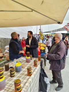 Στη Λαϊκή Αγορά της Βέροιας ο Τάσος Μπαρτζώκας
