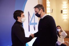 Ο Μητσοτάκης παρουσίασε γιο βιομηχάνου ως νέο που γύρισε απ’ το εξωτερικό γιατί βρήκε δουλειά...