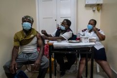 Η κερδοφορία της πατέντας στερεί το εμβόλιο από εκατομμύρια ανθρώπους