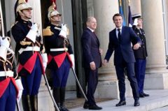 Συνομιλίες Σολτς και Μακρόν στο Παρίσι, με φόντο τα «γκρίζα σύννεφα» στον «γαλλογερμανικό άξονα»