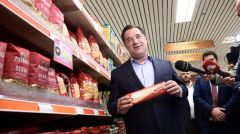 Με το «καλάθι του Αη Βασίλη» απογειώνει τον ...εορταστικό εμπαιγμό