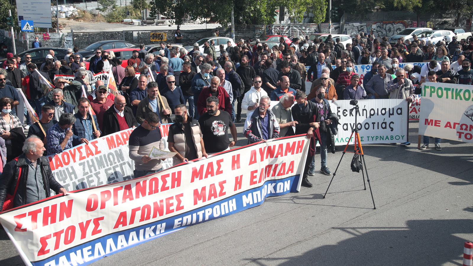 Αγρότες και κτηνοτρόφοι διαδηλώνουν στη Θεσσαλονίκη για την επιβίωσή τους