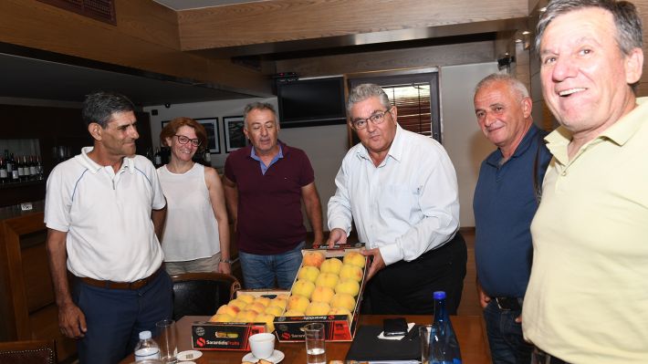 Του πρόσφεραν ροδάκινα!