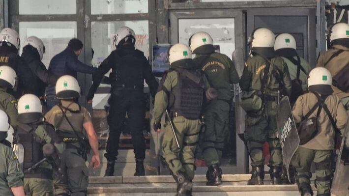 Εισβολή των ΜΑΤ στο Αριστοτέλειο Πανεπιστήμιο με 49 προσαγωγές