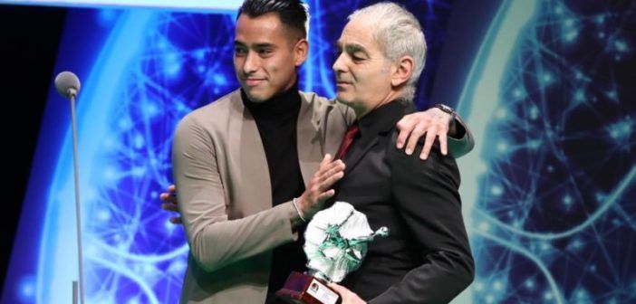 Βραβεία ΠΣΑΠΠ: Ο Σέρχιο Αραούχο παρέδωσε το βραβείο «Fair Play» στους γονείς του αδικοχαμένου Άλκη