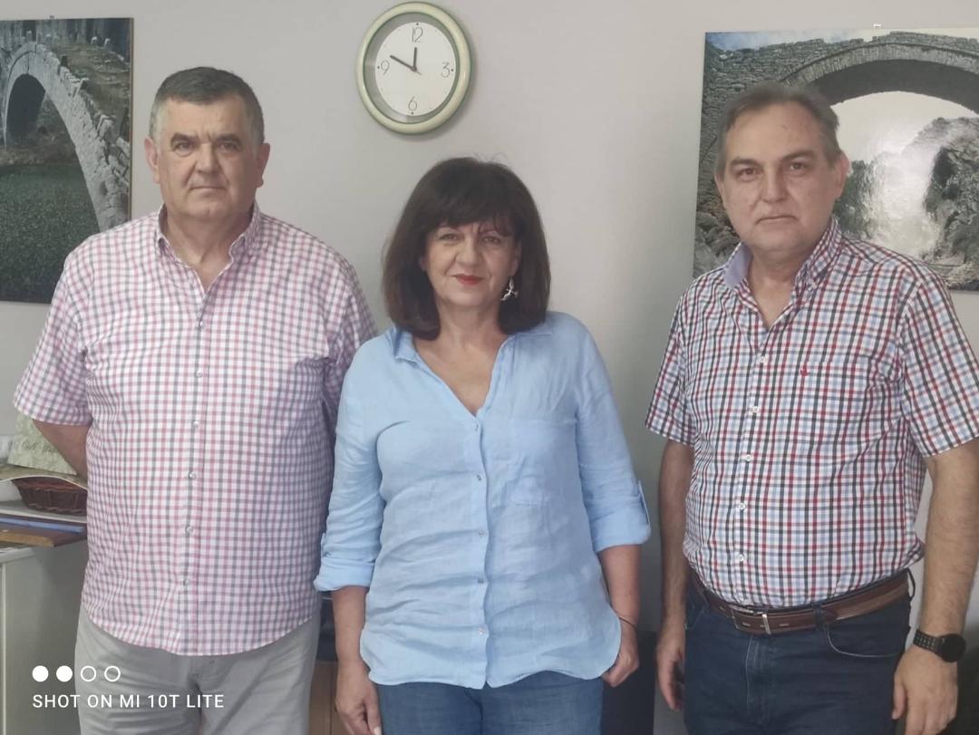 Φρόσω Καρασαρλίδου: Επίσκεψη στο Δασαρχείο Νάουσας