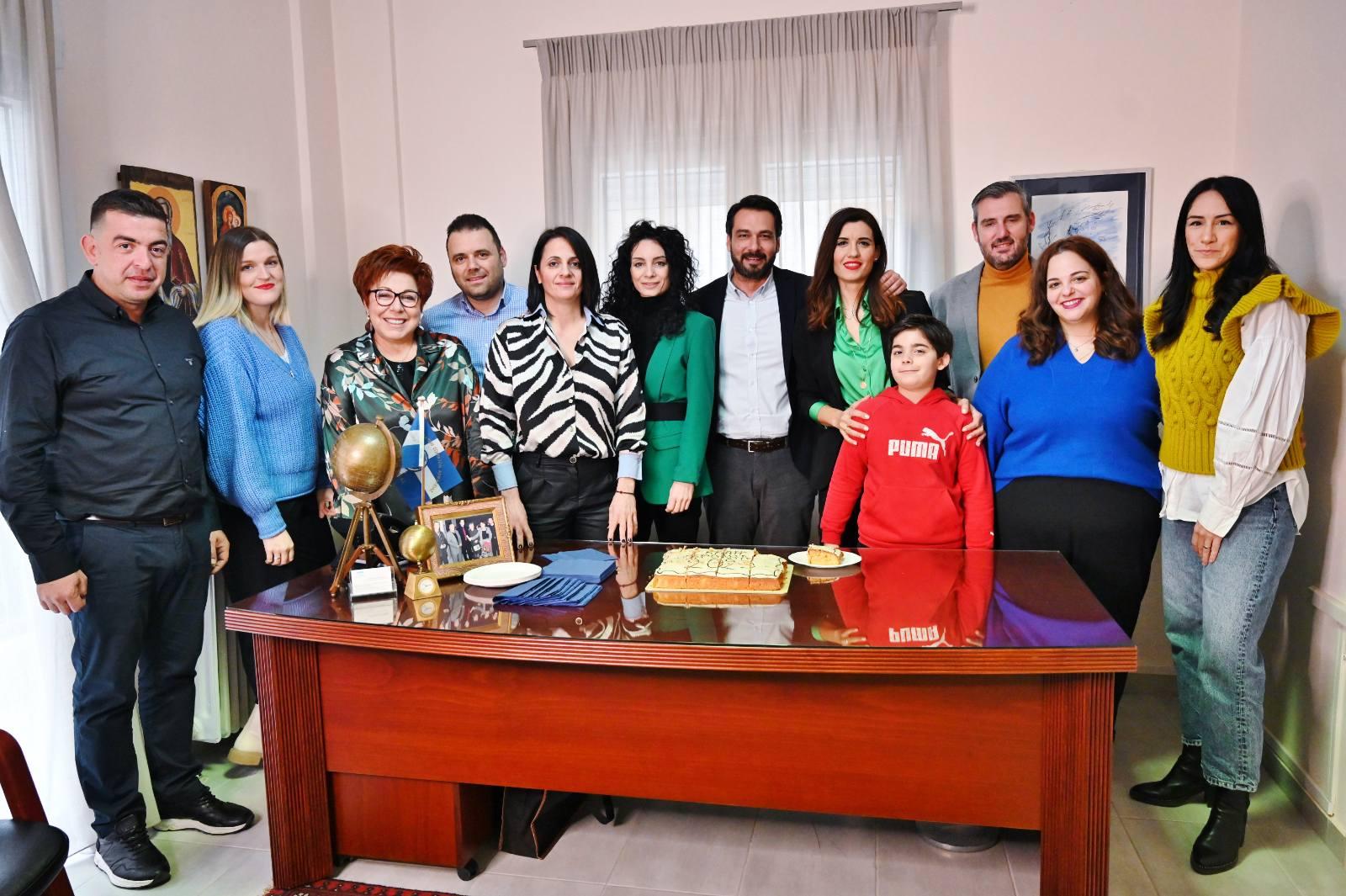 Πρωτοχρονιάτικη πίτα και πολιτικά μηνύματα στο γραφείο του Τάσου Μπαρτζώκα!