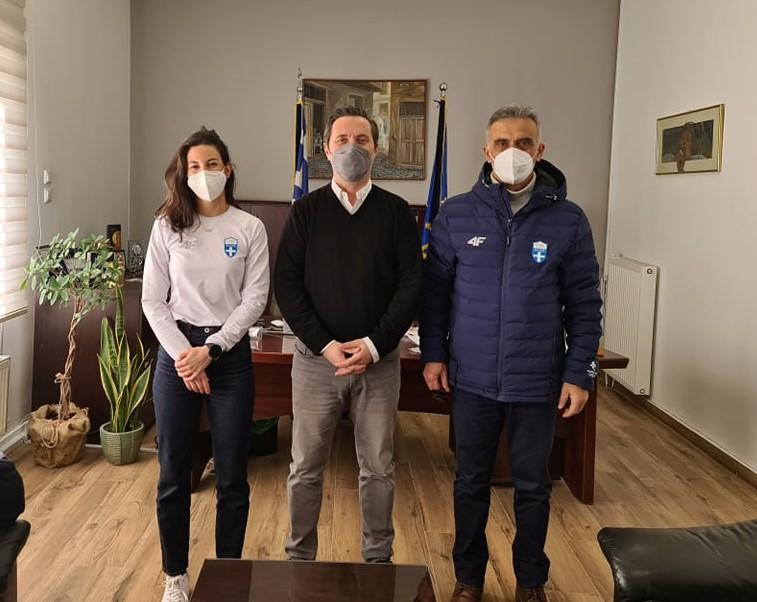 Συνάντηση Δημάρχου Νάουσας Νικόλα Καρανικόλα με τη Ναουσαία πρωταθλήτρια του σκι αντοχής Μαρία Ντάνου και τον Αρχηγό της ελληνικής αποστολής στους Χειμερινούς Ολυμπιακούς Αγώνες στο Πεκίνο, Δημοσθένη Γυρούση