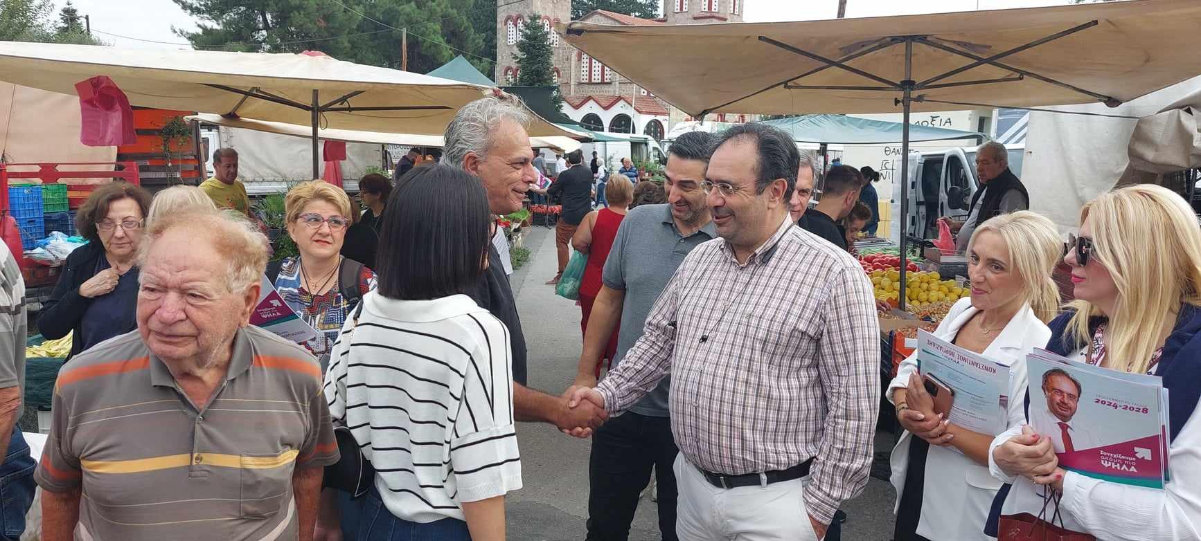Ο Κώστας Βοργιαζίδης δίπλα στους παραγωγούς και εμπόρους της Λαϊκής Αγοράς Μακροχωρίου . Περιοδεία σε Μακροχώρι (Απ. Παύλο) 