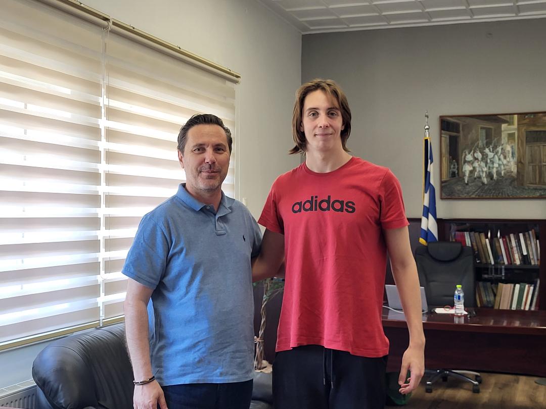 Συνάντηση Δημάρχου Νάουσας Νικόλα Καρανικόλα με τον διακεκριμένο Ναουσαίο αθλητή της Κολυμβητικής Ακαδημίας Νάουσας, Κωνσταντίνο Μητσιάνη