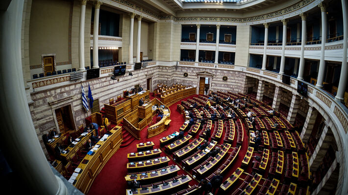 Στρέφουν τον προβολέα στο «ποιος» για να μείνει στο σκοτάδι το ΠΟΙΑ ΠΟΛΙΤΙΚΗ