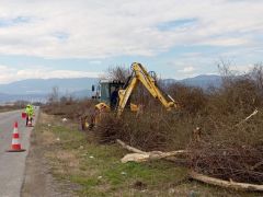 Συντήρηση   και   καθαρισμός   τεχνικών   ρείθρων, τάφρων και φρεατίων στο Εθνικό και Επαρχιακό οδικό δίκτυο, αρμοδιότητας της Π.Ε. Ημαθίας.