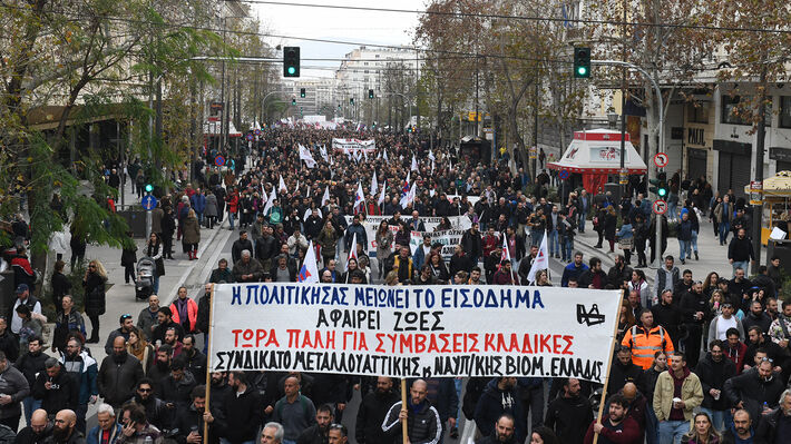 Με καταμερισμένους ρόλους οι πλειοψηφίες σε ΓΣΣΕ και ΑΔΕΔΥ θέλουν να δώσουν το φιλί της ζωής στην κυβέρνηση