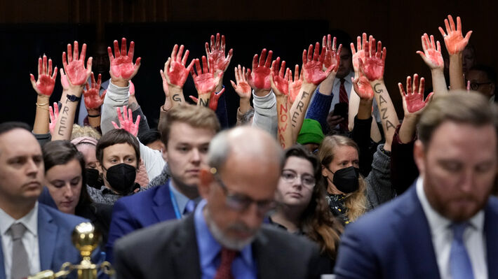 Διαμαρτυρία με «ματωμένα χέρια» κατά του Μπλίνκεν μέσα στη Γερουσία