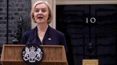 Η Λιζ Τρας ανακοίνωσε την παραίτησή της από την πρωθυπουργία