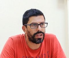 Δημήτρης Ακτύπης, αντιπρόεδρος της ΟΛΜΕ: «Το περιεχόμενο και τα κριτήρια της αξιολόγησης που θέλουν να προωθήσουν δεν έχουν καμία σχέση με τις μορφωτικές ανάγκες των μαθητών.»