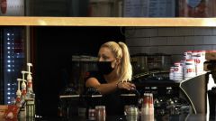 Επανέρχονται τα ημίμετρα της αναστολής με 534 ευρώ σε εστίαση και διασκέδαση