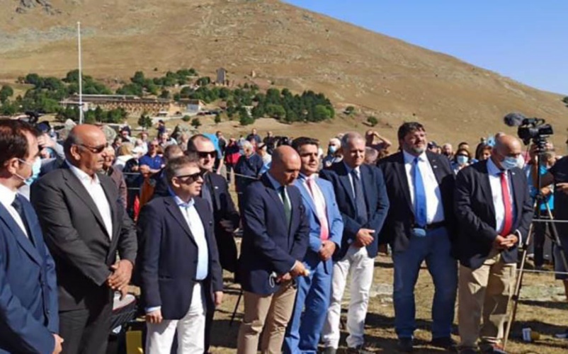 Οι «βρικόλακες» της ακροδεξιάς αντάμωσαν ξανά στο Γράμμο . Στεφάνι κατέθεσε ο βουλευτής της ΝΔ Μπογδάνος