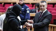 Στου βούρκου μέσα τα νερά...