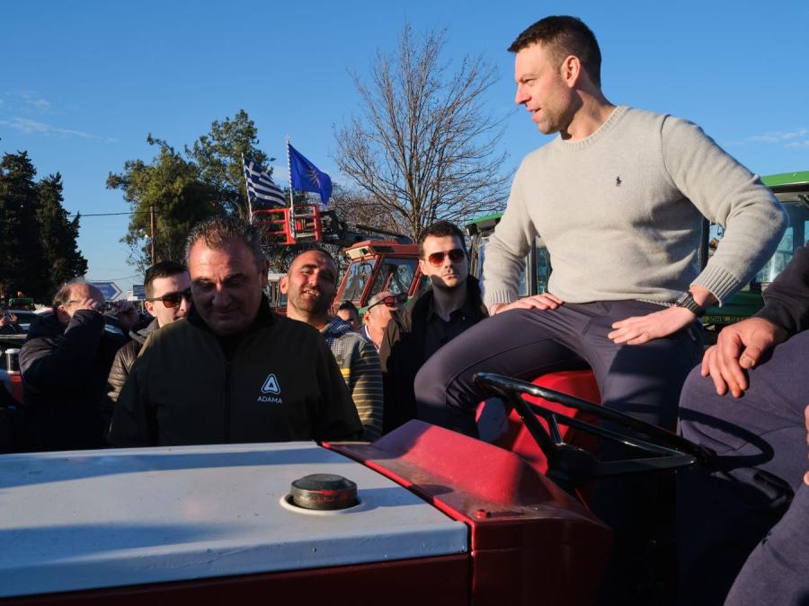 O Στέφανος Κασσελάκης στο μπλόκο των αγροτών σην Κουλούρα :«Σταθείτε γεροί, θα είμαστε δίπλα σας» 