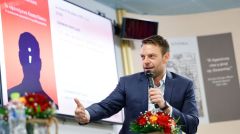 Επιστρατεύει την ανιστόρητη θεωρία των «δύο άκρων»