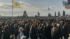 Ανείπωτη θλίψη στην κηδεία της Αγάπης Τσακλίδου. Στεφάνι από τον Δημήτρη Κουτσούμπα