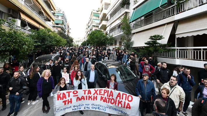 «Τα σπίτια του λαού τα σώζει ο λαός, κανένας μόνος παντού ξεσηκωμός»