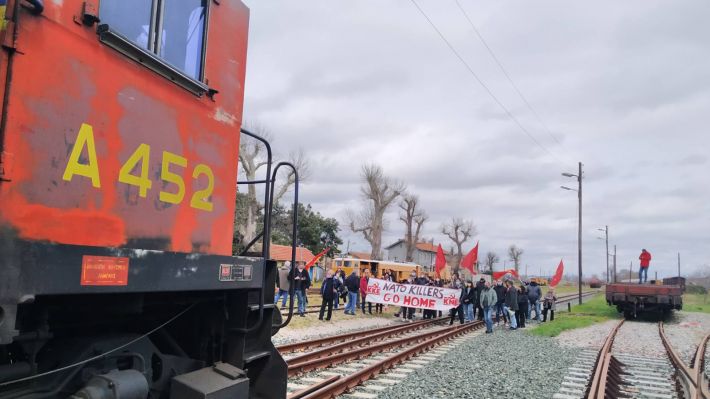 ΑΛΕΞΑΝΔΡΟΥΠΟΛΗ: Μπλόκο σε αμαξοστοιχία με αμερικανονατοϊκά άρματα από το ΚΚΕ και την ΚΝΕ 