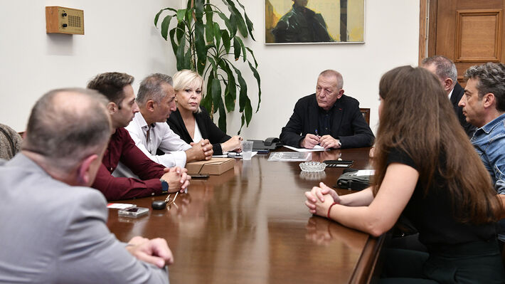 ΣΥΝΑΝΤΗΣΗ ΤΟΥ ΚΚΕ ΜΕ ΣΥΓΓΕΝΕΙΣ ΤΩΝ ΘΥΜΑΤΩΝ ΣΤΑ ΤΕΜΠΗ