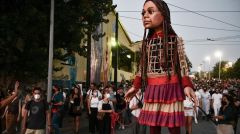 Ρατσιστικές αθλιότητες σε βάρος της κούκλας Αμάλ