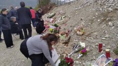 Μνημόσυνο στο σημείο της σύγκρουσης των τρένων στα Τέμπη