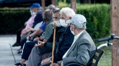 Στις 20 Απρίλη τα ψίχουλα των 200 ευρώ σε συνταξιούχους και ανάπηρους