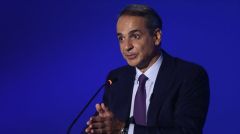 Πανηγυρίζει για την επενδυτική βαθμίδα την ώρα που ο λαός υποφέρει