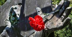 Ενός λε­πτού σιγή για τους νε­κρούς της ερ­γα­τι­κής τάξης