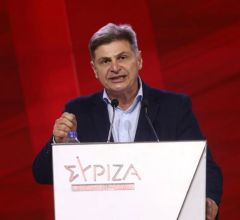 Νικόλας Φαραντούρης, πανεπιστημιακός, υποψήφιος ευρωβουλευτής του ΣΥΡΙΖΑ/ΠΣ: «. Ο ΣΥΡΙΖΑ πέρασε από  μία περίοδο εσωστρέφειας, την αφήνει πίσω του και οι παρεμβάσεις μας δείχνουν ότι ο κόσμος μπορεί να μας εμπιστευτεί»