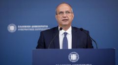 ΚΥΒΕΡΝΗΤΙΚΟΣ ΕΚΠΡΟΣΩΠΟΣ: Αναπαράγει ατόφια την άθλια και ανιστόρητη θεωρία των «δύο άκρων»