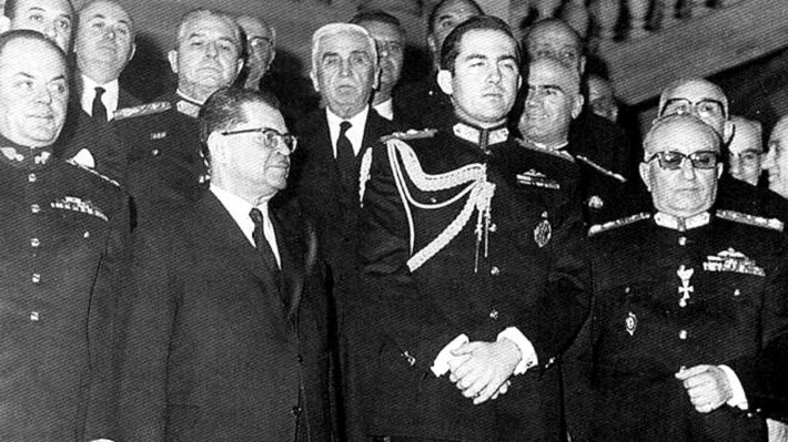 Η μοναρχία ως θεσμός της αστικής εξουσίας κρίθηκε. Η αστική εξουσία;