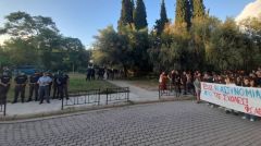 Κινητοποίηση φοιτητικών συλλόγων στις πύλες του ΕΚΠΑ