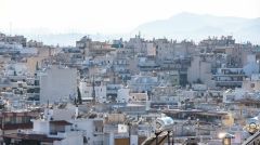 Υπόσχεται ξανά προστασία της λαϊκής κατοικίας ενώ έφερε τους ηλεκτρονικούς πλειστηριασμούς!