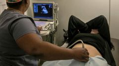 «Φύκια για μεταξωτές κορδέλες»… πάνω στην αγωνία των νέων ζευγαριών