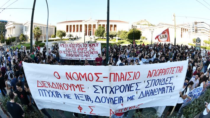 Ψηφίστηκε ο νόμος για τα ΑΕΙ που απορρίπτεται από φοιτητές και διδάσκοντες
