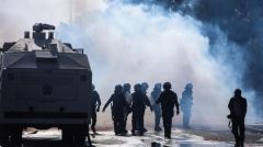 Η κυβέρνηση χτύπησε αυτούς που με αυτοθυσία έσβηναν φωτιές και τον Οκτώβρη τους απέλυσε