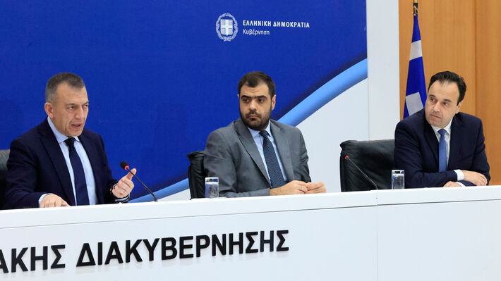 Η κυβέρνηση ανοίγει τα γήπεδα... ακριβώς όπως τα έκλεισε!