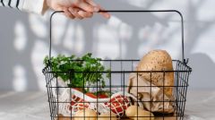 Νέο άλμα στο 12% στον πληθωρισμό και νέα βουτιά στη φτώχεια για τα νοικοκυριά