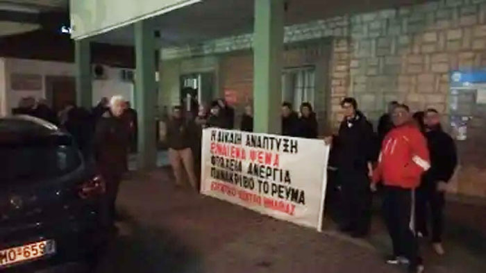 Συγκέντρωση έξω από το δημαρχείο της Νάουσας